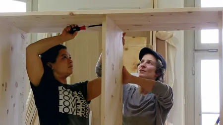 FRAUEN AM BAUEN