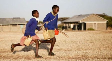 ON THE WAY TO SCHOOL (SUR LE CHEMIN DE L'ECOLE)