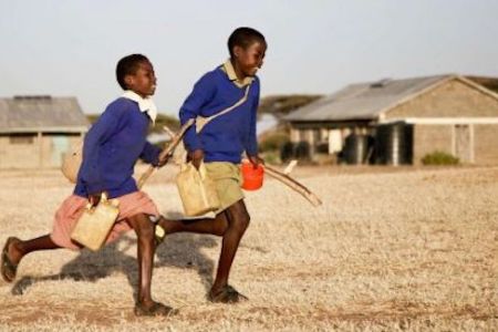 ON THE WAY TO SCHOOL (SUR LE CHEMIN DE L'ECOLE)