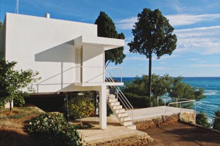 E.1027 – EILEEN GRAY AND THE HOUSE BY THE SEA